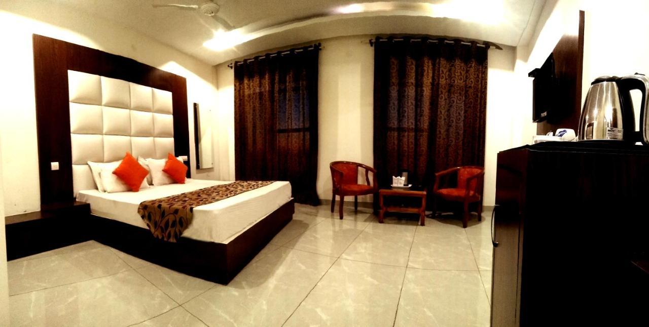 Hotel Vatika - The Riverside Resort Dharamshala Exteriör bild